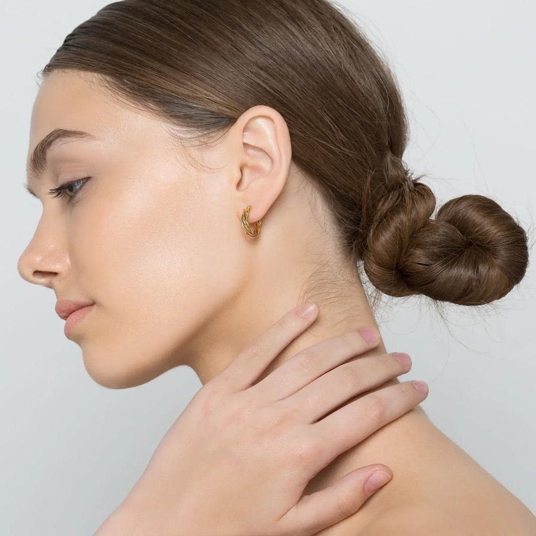 Náušnice kruhy huggie z krouceného drátu