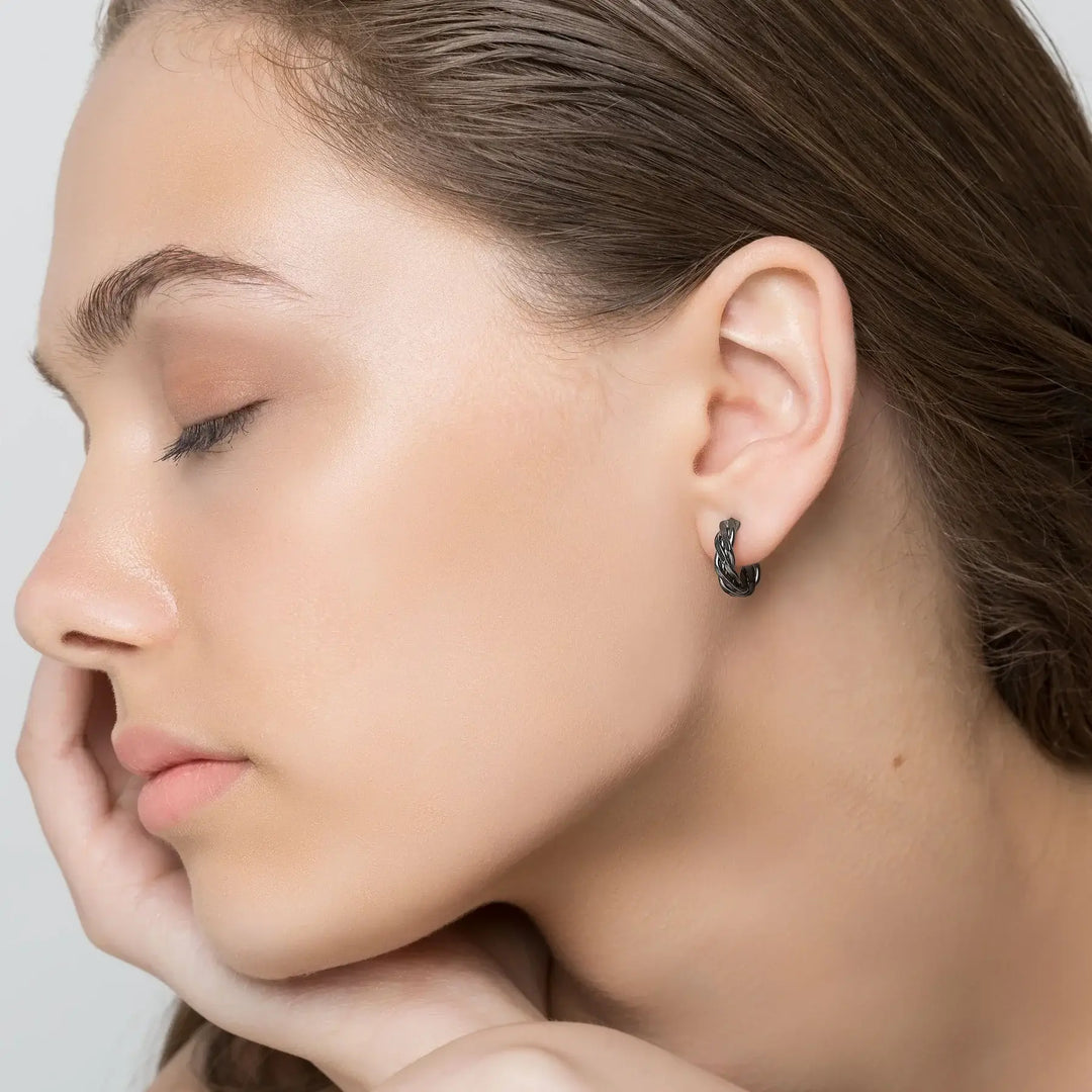 Náušnice kruhy huggie z krouceného drátu