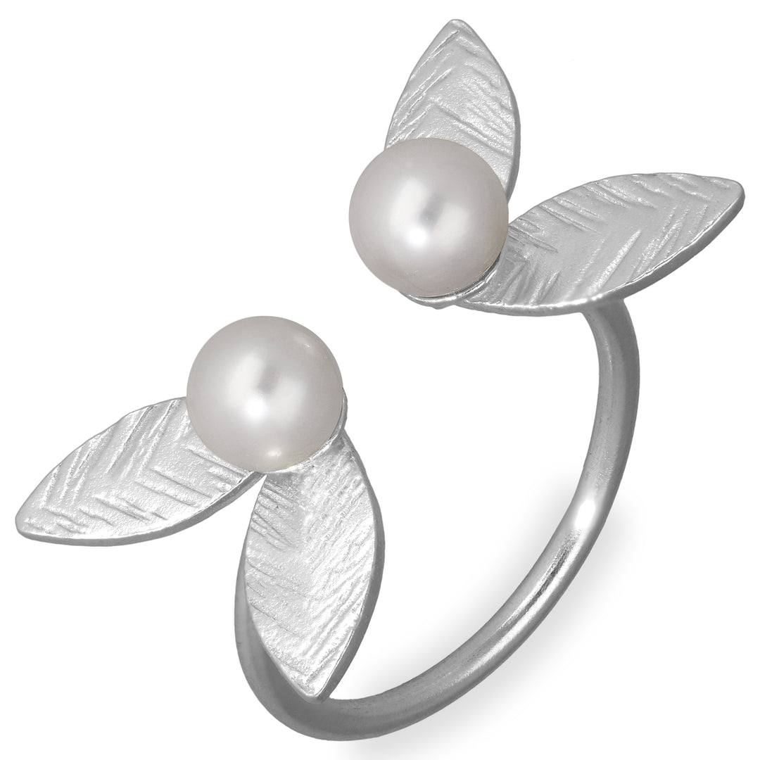 Ring with white pearls